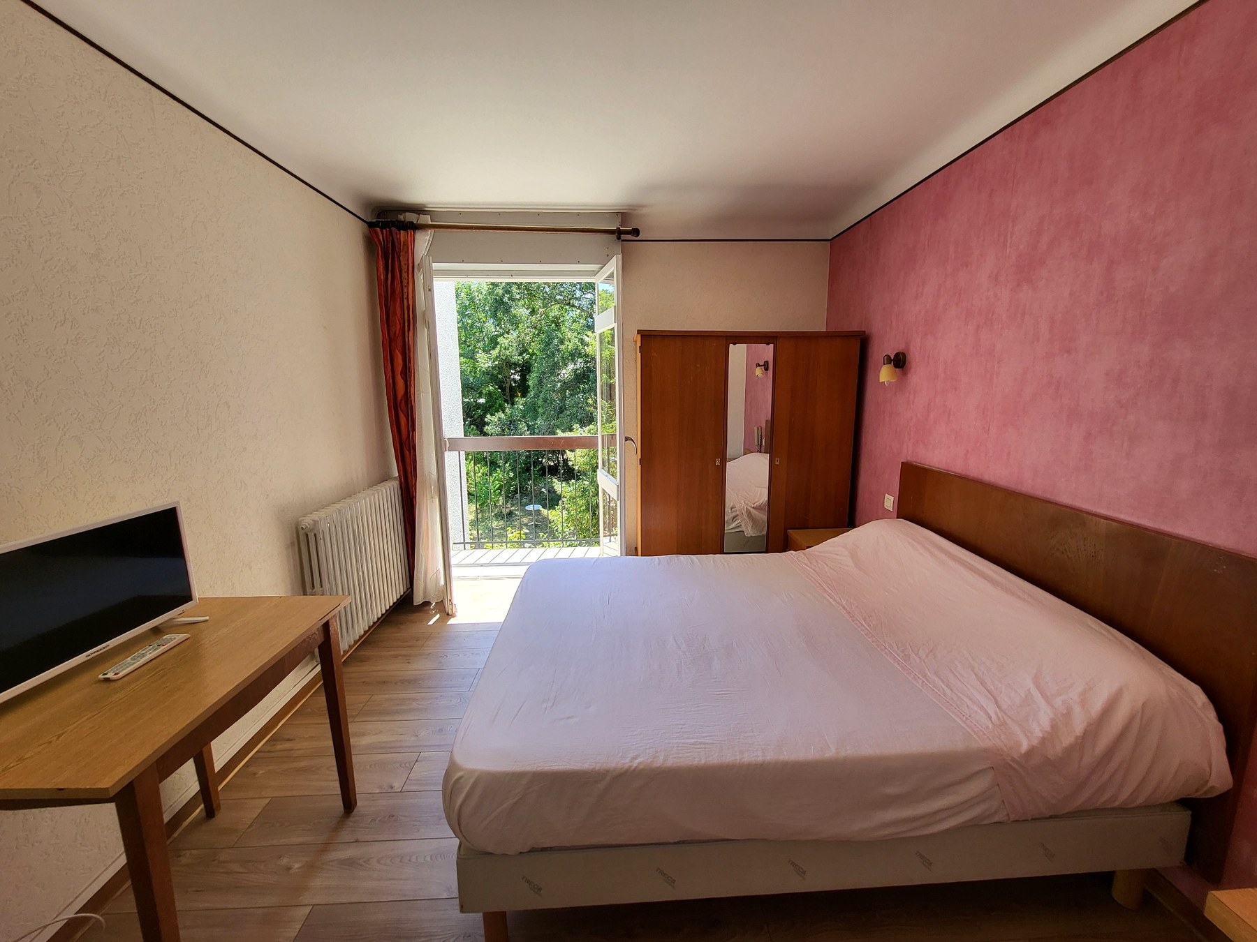 Chambre Double de La Pierre-Lys avec grand lit et ouverture sur la verdure