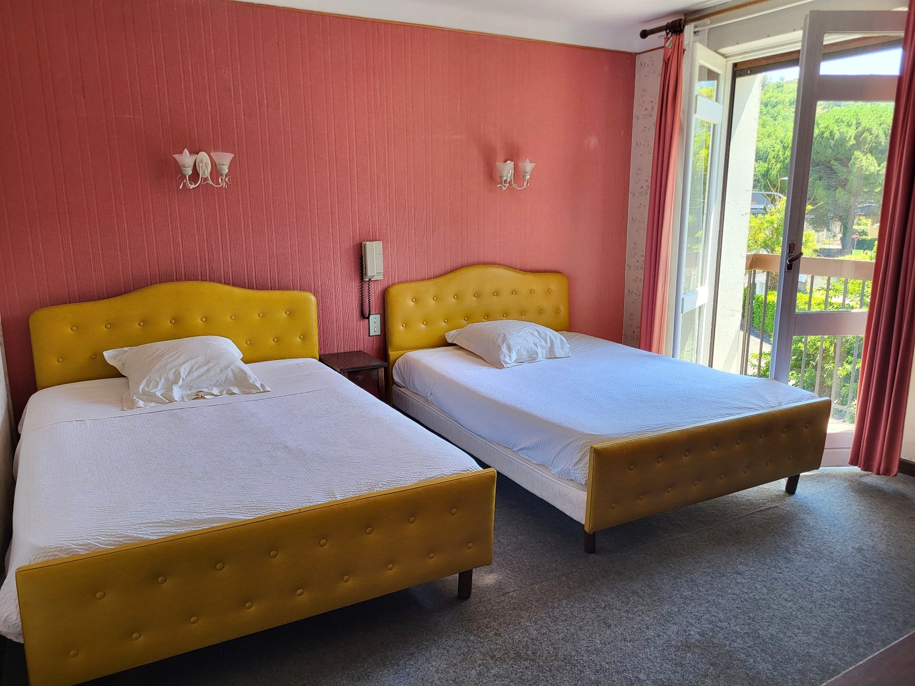 Chambre Twin de La Pierre-Lys avec deux lits séparés et balcon